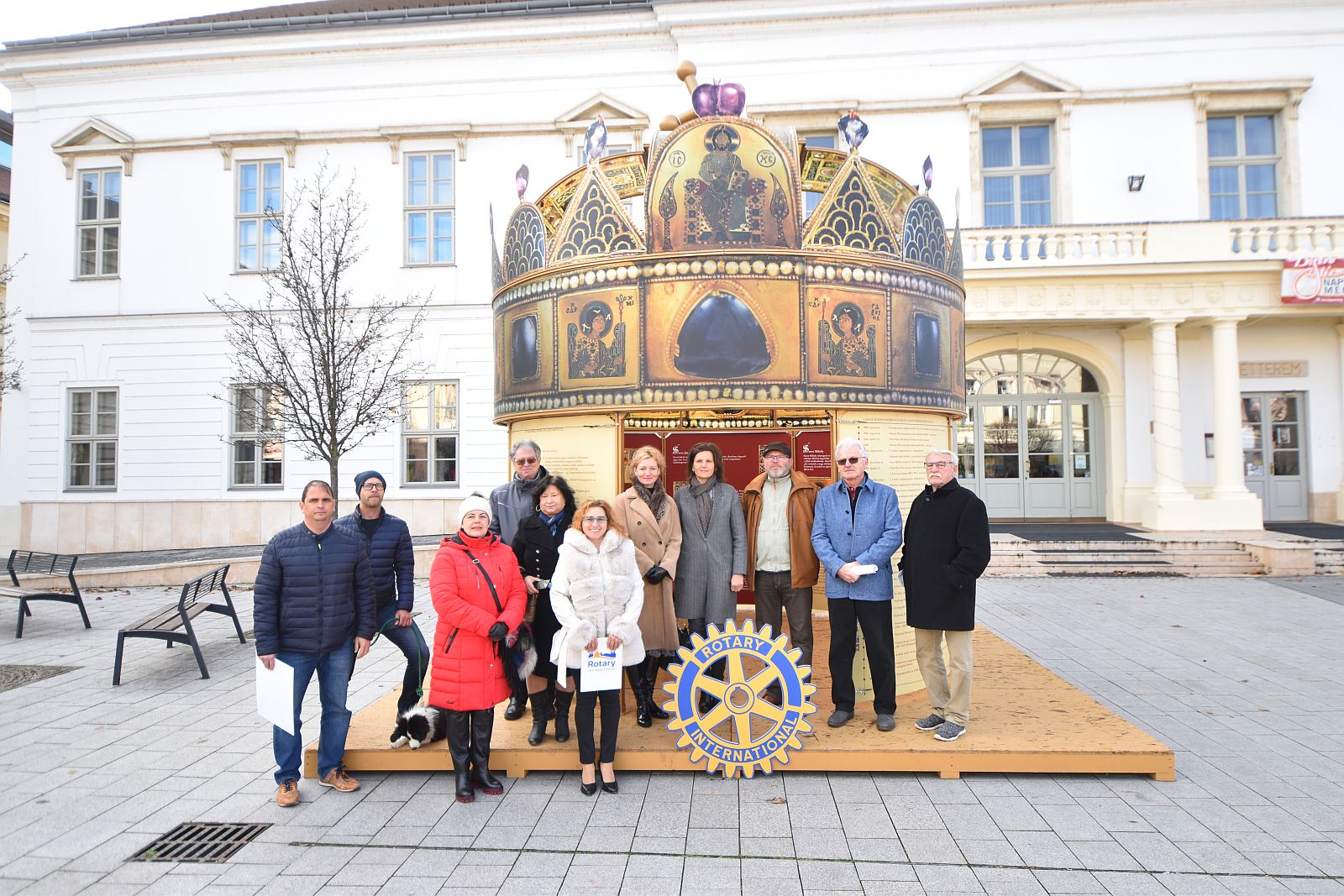 Szent Korona-installációt hozott Székesfehérvárra a Rotary Club